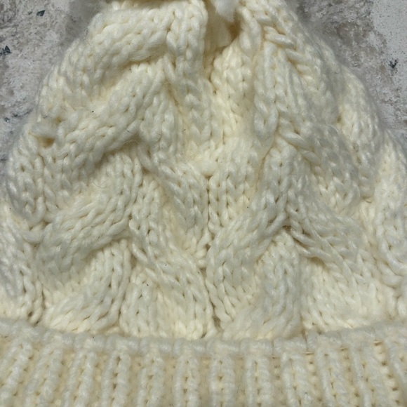 ❄️Cream Knit Hat - Picture 2 of 3